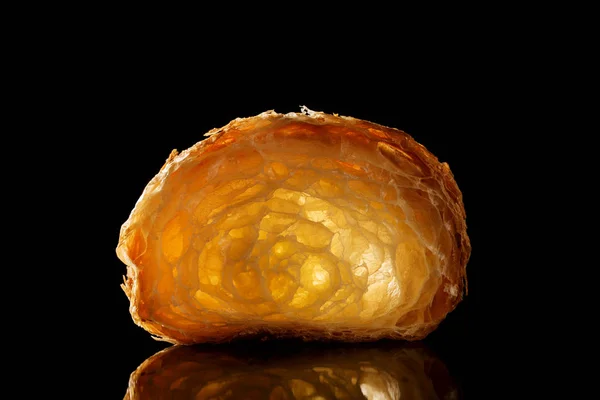 Fransız kruvasan siyah bir arka plan. Düşük bir anahtar anlık görüntü gıda.