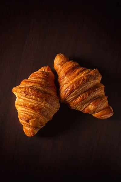 Französisches Croissant Auf Schwarzem Hintergrund Schnappschuss Essen Einem Leisen Ton — Stockfoto