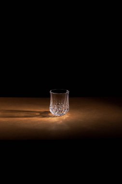 Kristal cam masanın üzerinde. Düşük bir anahtar içinde cam görüntüsünü.