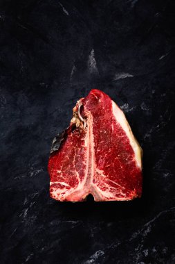 T kemik siyah zemin sığır eti. Ham kuru yaşlanma biftek 3 ay. Çiğ taze et Kara Angus bifteği