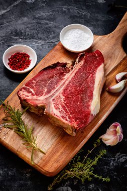 T kemik siyah zemin sığır eti. Ham kuru yaşlanma biftek 3 ay. Çiğ taze et Kara Angus bifteği