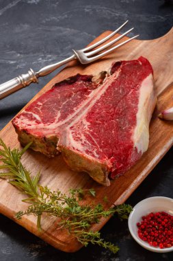 T kemik siyah zemin sığır eti. Ham kuru yaşlanma biftek 3 ay. Çiğ taze et Kara Angus bifteği