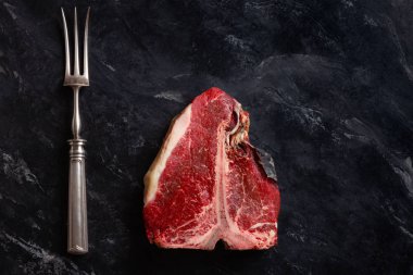 T kemik siyah zemin sığır eti. Ham kuru yaşlanma biftek 3 ay. Çiğ taze et Kara Angus bifteği