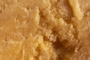 İtalyan parmesan peyniri. peynir yüzeyi yakın çekim. sarı soyut gıda arka plan