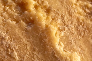 İtalyan parmesan peyniri. peynir yüzeyi yakın çekim. sarı soyut gıda arka plan