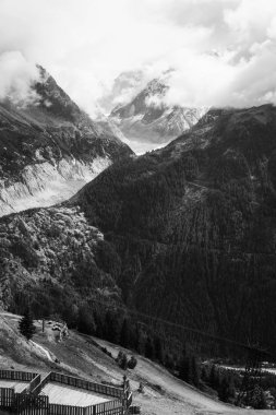 Alps. Sonbaharda Mont Blanc dağları. İklim sorunları ısınma ve kar eksikliği. Siyah Beyaz Alpler Doğa İmajı