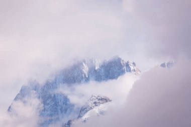 Alp Mont Blanc 'ın tepesinde. Bulutlardaki dağlar siste. İklim sorunları ısınıyor ve kar yok.