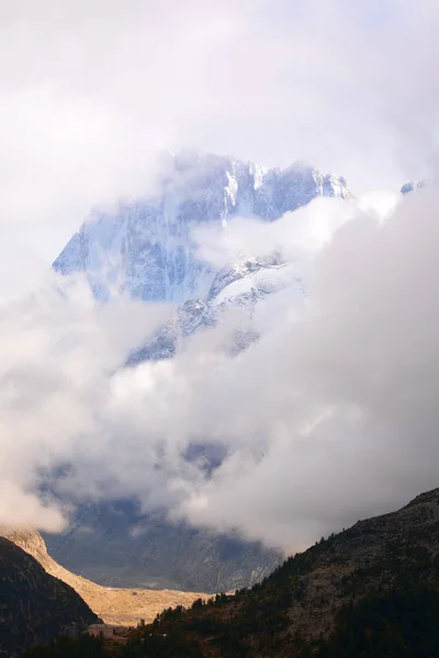 Cima Los Alpes Mont Blanc Montañas Las Nubes Niebla Problemas — Foto de Stock