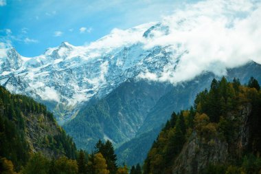 Alp Mont Blanc 'ın tepesinde. Bulutlardaki dağlar siste. İklim sorunları ısınıyor ve kar yok.