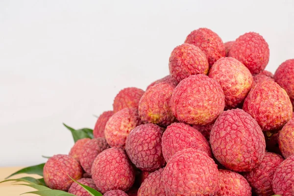 Rode Lychee Fruit Een Mandje — Stockfoto