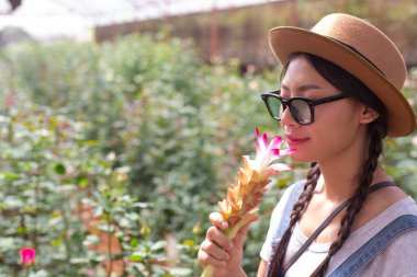 Tarım. Genç kadınlar kreşteki işleri denetliyor..