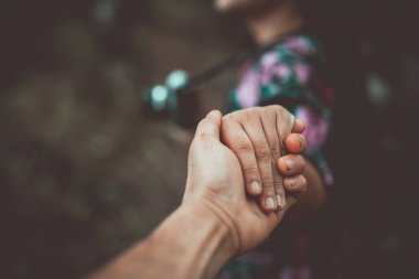 Travelers who hold hands smiling happily in their hands have cameras.