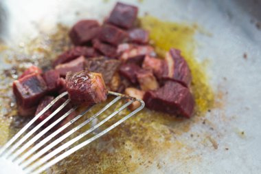 Akşamları kampta yemek pişiririm..