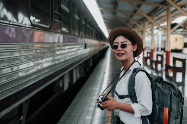 Trenle seyahat eden mutlu kadınlar, tatil, seyahat fikirleri.