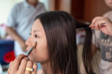 Profesyonel bir makyöz kullanarak kız makyajı.