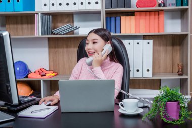 Genç bayan ofis çalışanı..