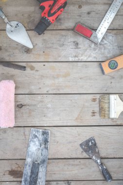 Ahşap zemine yerleştirilmiş inşaat aletleri.