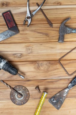 Elle kumanda seti, tahta zemine ayarlı.