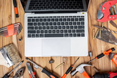 Ahşap zemine elle ayarlanmış araç seti ve defter.