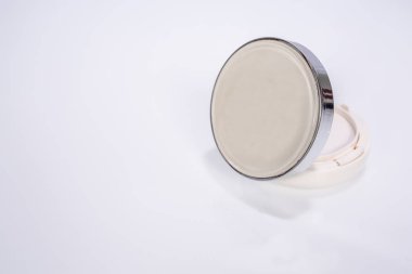 Beyaz arka planda kozmetik ürünleri ve çiçekler.