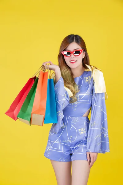 Girl Holds Fashion Shopping Bag Holds Smart Card Yellow Background — Fotografia de Stock