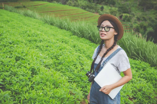Agricultural Woman Who Inspects Plant Farmed Tablets Modern Concept — 图库照片