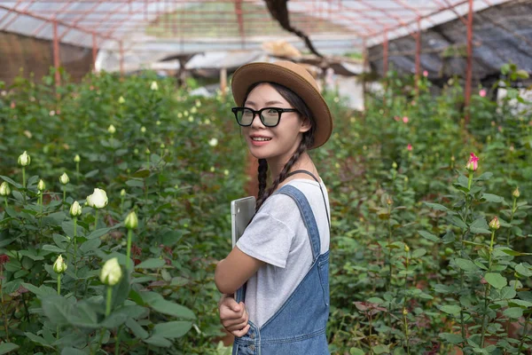 Mulher Agrícola Segurando Tablet Jardim Rosas — Fotografia de Stock