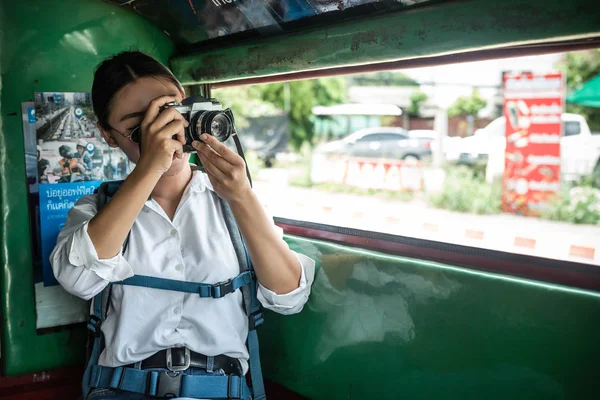 Szczęśliwe Kobiety Podróżujące Autobusami Wakacjami Pomysłami Podróż — Zdjęcie stockowe