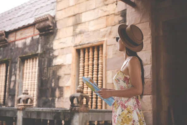 Dívka Drží Turistickou Mapu Starém Městě — Stock fotografie
