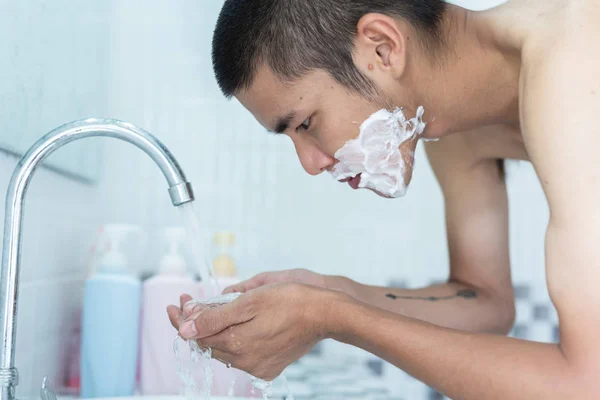 Men Shave Face — Stock Photo, Image