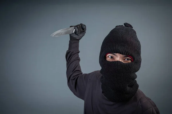 Criminelen Dragen Een Zwart Masker Houden Donker Grijze Achtergrond — Stockfoto