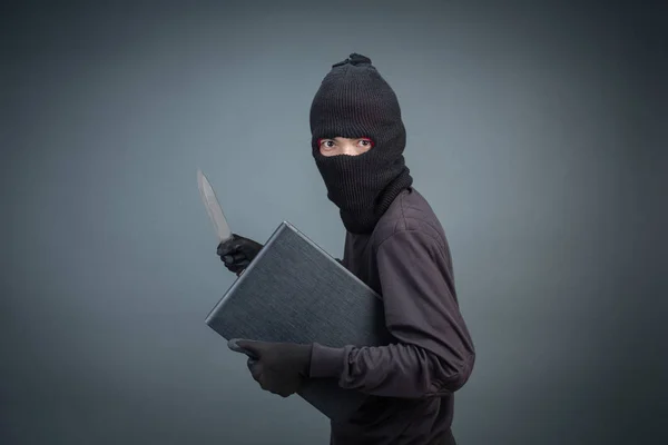 Mannelijke Dieven Stelen Een Laptop Computer Een Grijze Achtergrond — Stockfoto