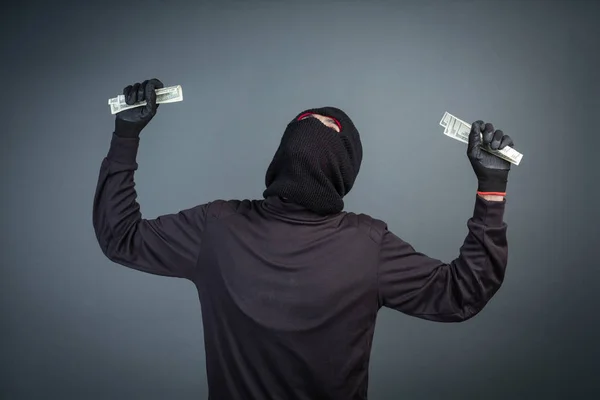 Criminosos Usam Máscaras Pretas Para Manter Cartões Dólar Fundo Cinza — Fotografia de Stock