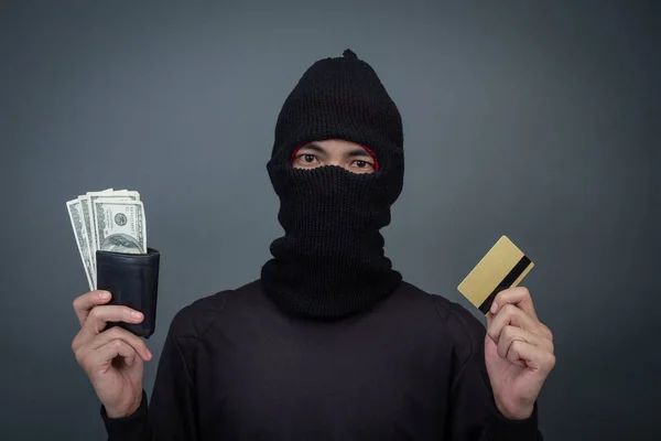 Thieves Hold Credit Cards Using Laptop Computer Password Hacking Activities — Stockfoto