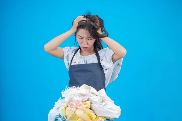 Uma Bela Mulher Segurando Pano Preparado Para Lavar Fundo Azul — Fotografia de Stock