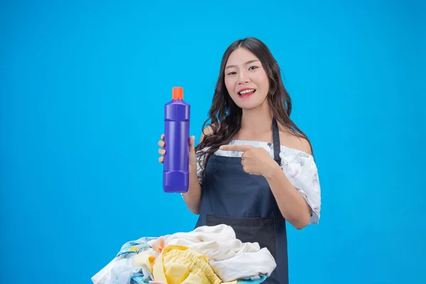 Beautiful Woman Holding Laundry Detergent Prepared Blue Background — Fotografia de Stock