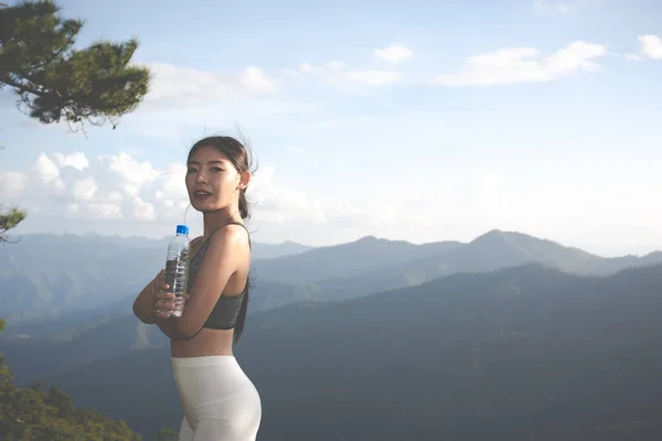 Güzel Bir Asyalı Kadın Dağın Tepesinde Meditasyon Yapıyor Egzersiz Yapıyor — Stok fotoğraf