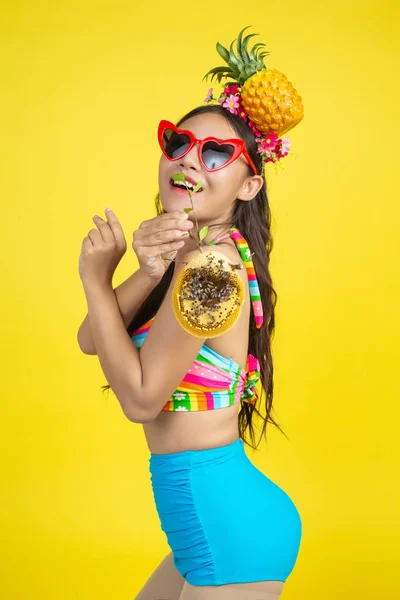 Beautiful Woman Swimsuit Carrying Honeycomb Poses Yellow Background — Stockfoto