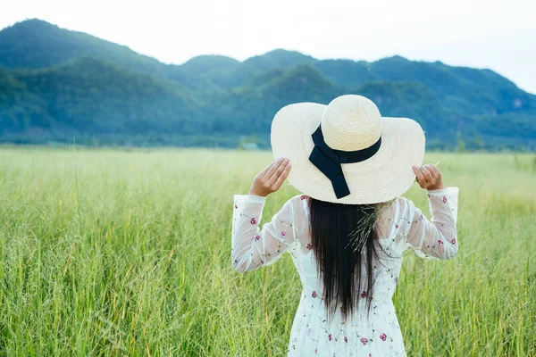 Back Beautiful Woman Who Happy Meadow Big Mountain Backdrop — 图库照片