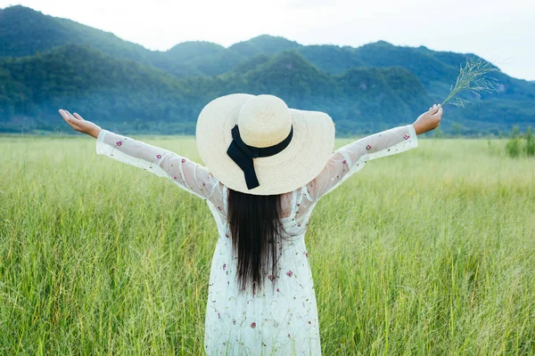 Back Beautiful Woman Who Happy Meadow Big Mountain Backdrop — 图库照片