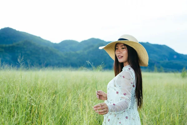 Beautiful Woman Who Happy Meadow Big Mountain Backdrop — 스톡 사진