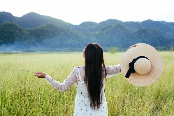 Back Beautiful Woman Who Happy Meadow Big Mountain Backdrop — 图库照片