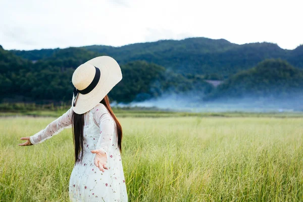 Parte Trás Uma Bela Mulher Que Está Feliz Prado Com — Fotografia de Stock