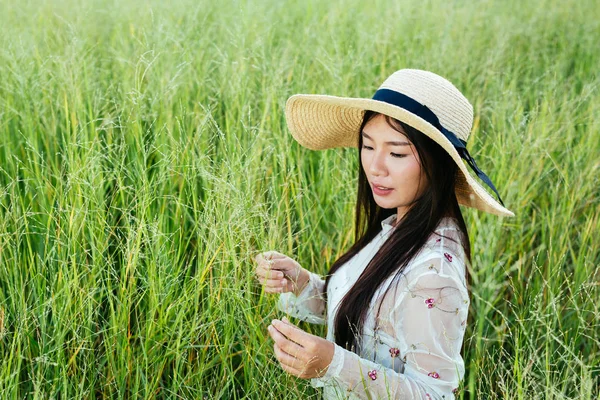 Beautiful Woman Who Sitting Grassland Happily — 图库照片