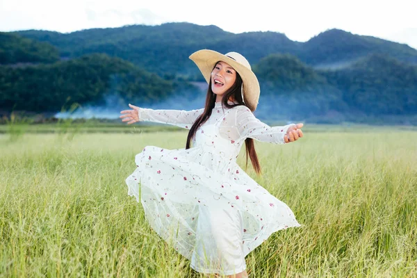 Beautiful Woman Who Happy Meadow Big Mountain Backdrop — 图库照片