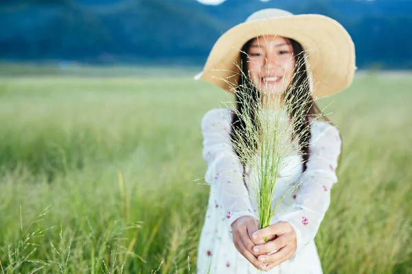 Woman Who Holding Grass Her Hands Beautiful Grass Field Mountain — 图库照片