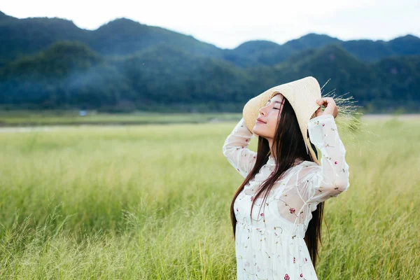 Woman Who Holding Grass Her Hands Beautiful Grass Field Mountain — 图库照片