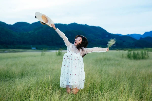 Beautiful Happy Woman Throwing Her Hat Beautiful Meadow Mountain Background — Stock fotografie