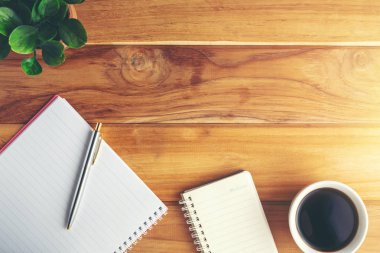 Kahverengi ahşap tabaklara yerleştirilmiş işadamları nesneleri.