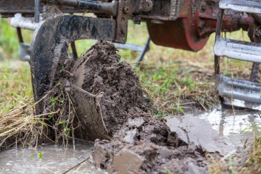 Sahada koşan yürüyen traktör..